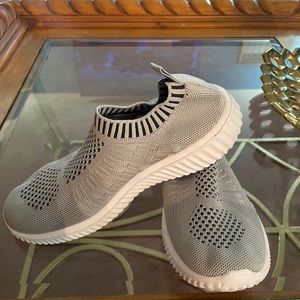 Ladies 5 1/2 Running Shoes